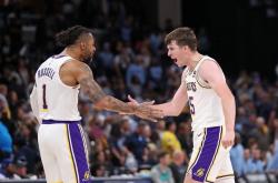 开云体育-迪拜举行篮球比赛，湖人表现惊险