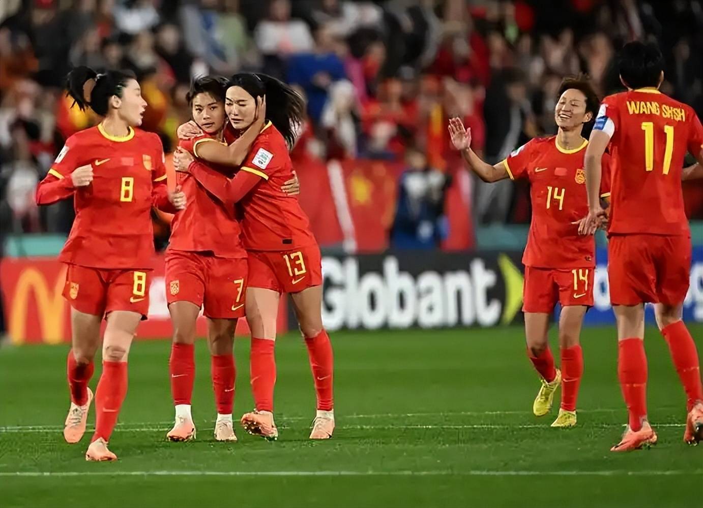 女足国家队备战决赛，研究对手战术