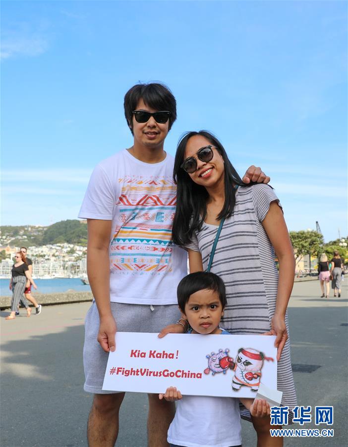 包含新西兰运动员互相扶持，团结应对强大对手的词条