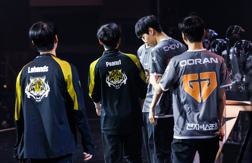 T1翻盘TES,Deft完成史诗逆转成都决赛之夜2:1(广州) T1翻盘TES,Deft完成史诗逆转成都决赛之夜2:1(广州)