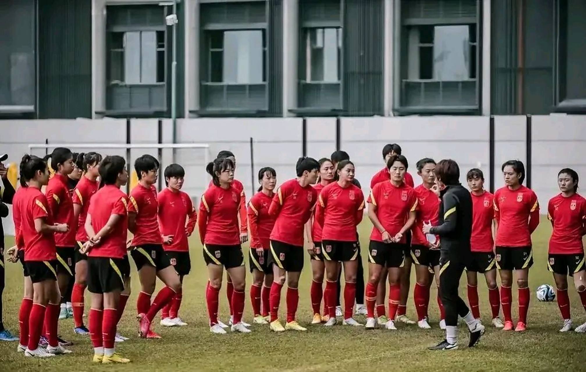 中国女足遭受连败，球队团结合作困难