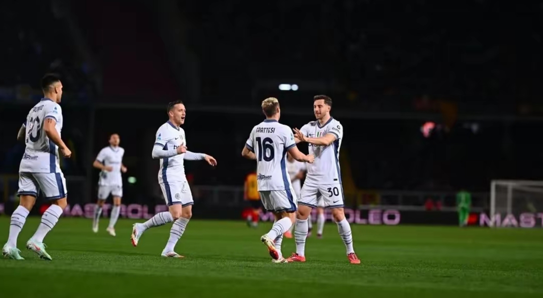 关于意甲比赛中球员的团结合作，取胜大局的信息