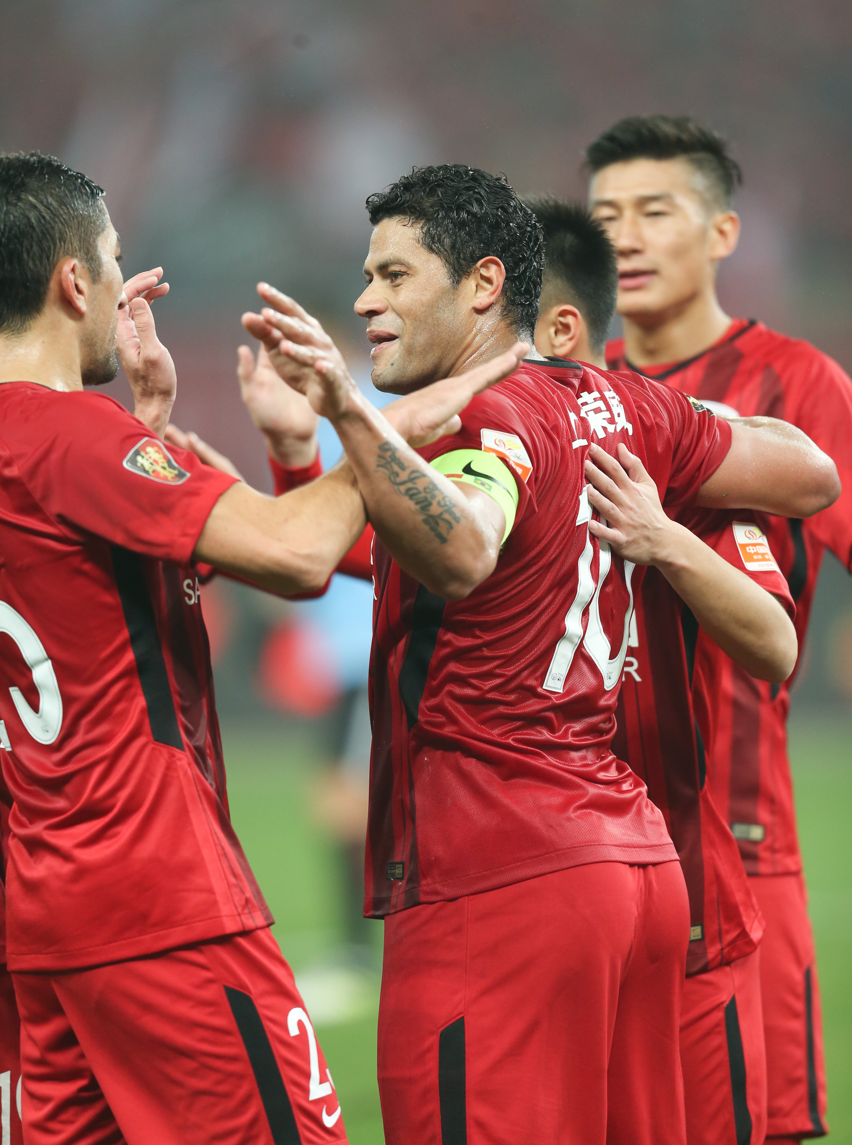 关于上海上港客场憾败大连一方，争夺亚冠资格的信息