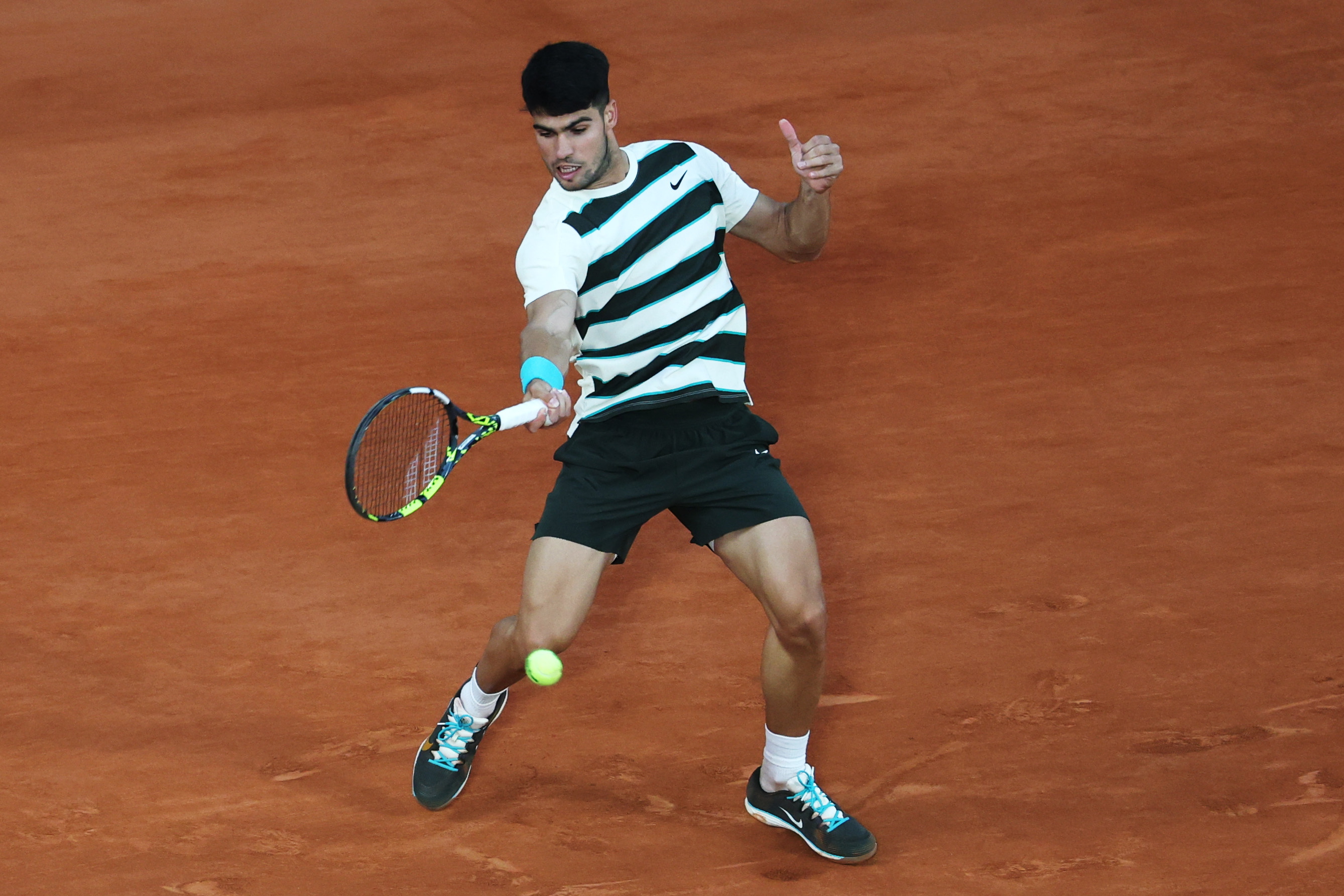 关于法国网球队爆冷美国网球队，阿尔卡拉斯制霸全场的信息