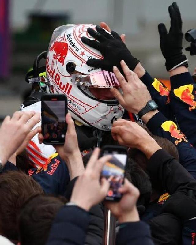 迈凯伦碾压法拉利,拉塞尔扛起全队的简单介绍 迈凯伦碾压法拉利,拉塞尔扛起全队的简单介绍