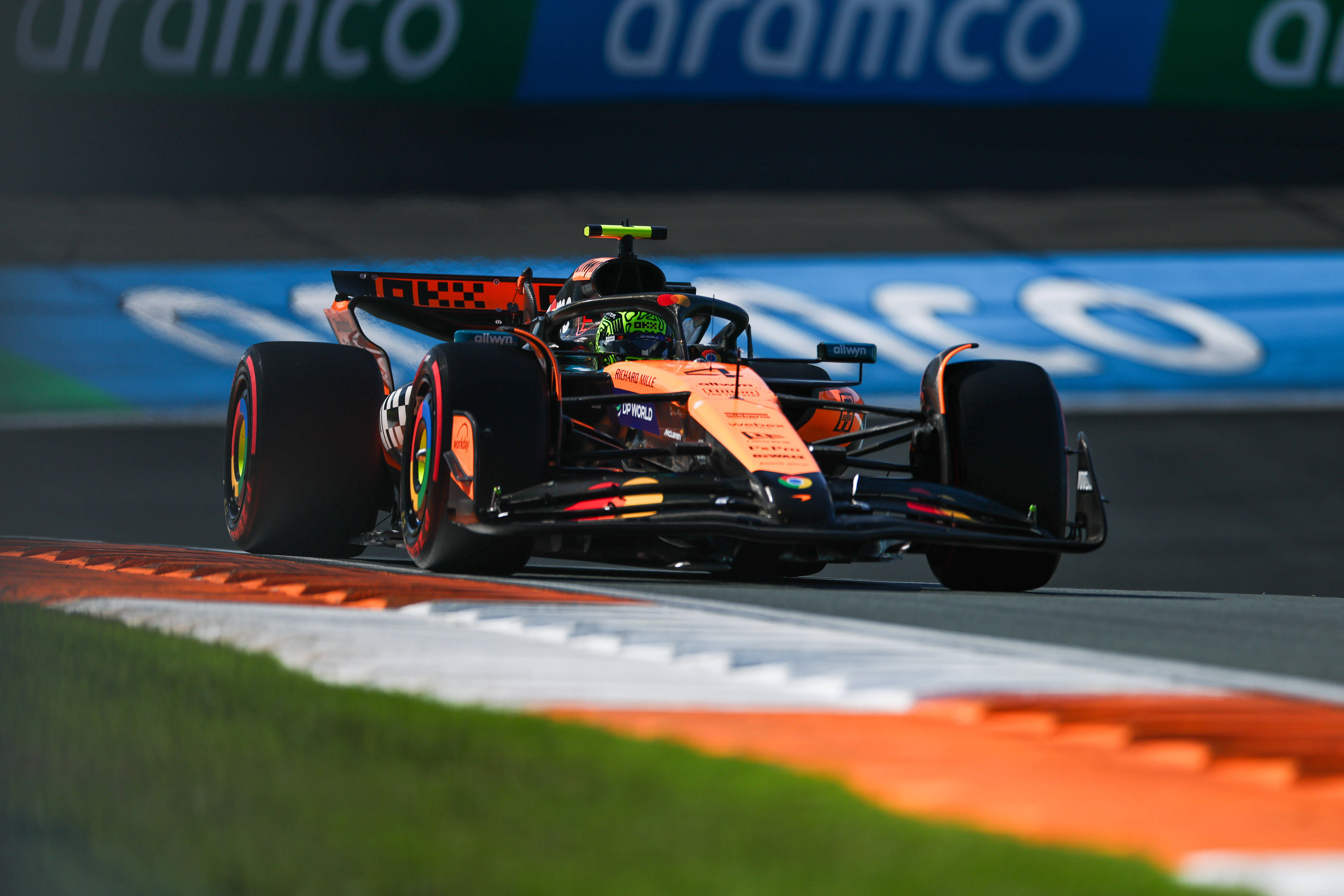 红牛车队横扫梅赛德斯,皮亚斯特里刷新纪录的简单介绍 红牛车队横扫梅赛德斯,皮亚斯特里刷新纪录的简单介绍